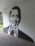 902657 Afbeelding van een muurschildering van 'ESFP' met een portret van een lachende Barack Obama, in de dubbele poort ...